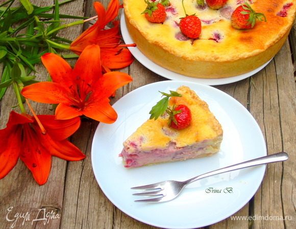 Нарезаем и наслаждаемся. Песочный пирог с клубникой и сметанной заливкой получается ароматным и сочным. Приятного чаепития!