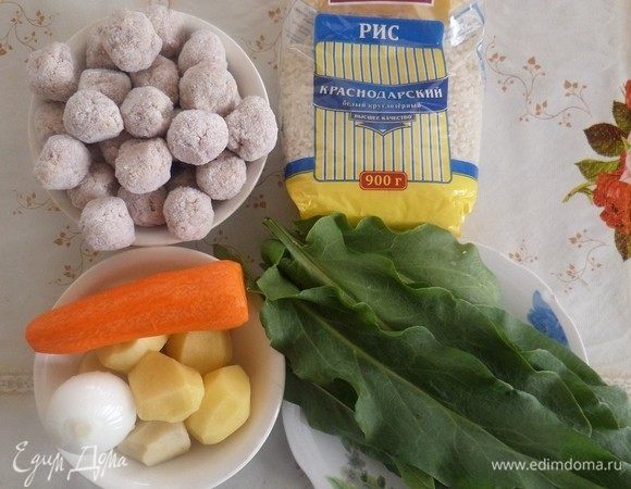 Подготавливаем продукты. В кастрюлю наливаем воду. Солим. Ставим на огонь.