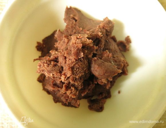 Ставим на огонь и постоянно помешиваем 15 минут. Выход — 480 г. Существует два способа приготовления — коси ан (при измельчении перетирается паста с жидкостью и потом отжимается, дальше действия аналогичны описанным) и цубу ан (бобы с сахаром ставятся на огонь и еще раз развариваются). Предложенный вариант усредненный, с использованием блендера, без ручного перетирания.