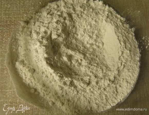 Готовим моти. Просеиваем 200 г муки.
