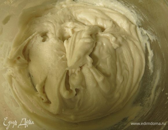 Растворяем в кипящей воде сахар (50 г), даем сиропу остыть и вводим в муку. По исходному рецепту 150 мл воды, при таком объеме у меня получилась густая масса, добавляла воду до 250 мл. Ставим массу в микроволновку (720 W) на 2 минуты, вынимаем и тщательно перемешиваем.