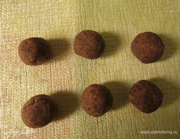 Пока готовится масса, отделяем 150 г бобовой массы и формируем 6 колобков. Окрас кусочков шкурок во всей красе.