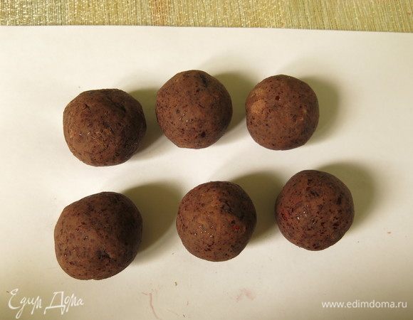 Получаем ягоды в пасте анко.