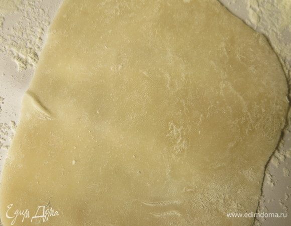 Раскатываем пасту на поверхности с крахмалом, толщина — дело вкуса, рекомендуют до 4 мм.