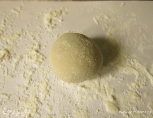 Заворачиваем клубнику в бобовой пасте в моти и присыпаем крахмалом. Приятного аппетита!