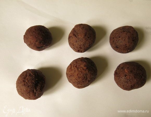 И еще один эксперимент — черешня без косточки в анко и моти, по вкусу прекрасно, но разрез некрасивый, полость косточки надо чем-то заполнять.