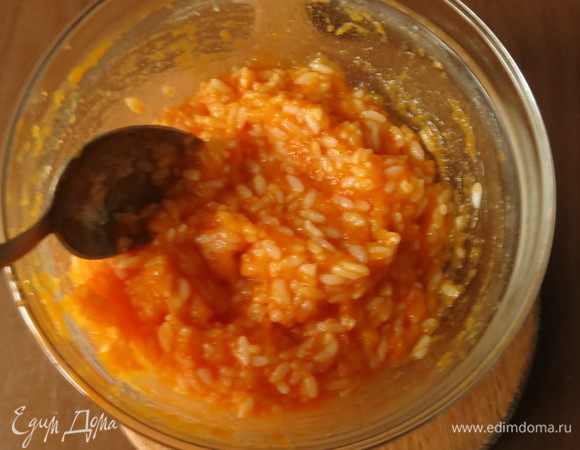 Выдержим рис в воде 30 минут, слушаем «разговор» риса, пощелкивание. Когда рис выговорится, сливаем воду и отвариваем в 125 мл воды. Выдерживаем минут 20 рис под крышкой. Заправляем рис солью, сахаром и уксусом. Обмахиваем рис веером. Отвариваем и тыкву. Соединяем тыквенное пюре с третьей частью отваренного риса.