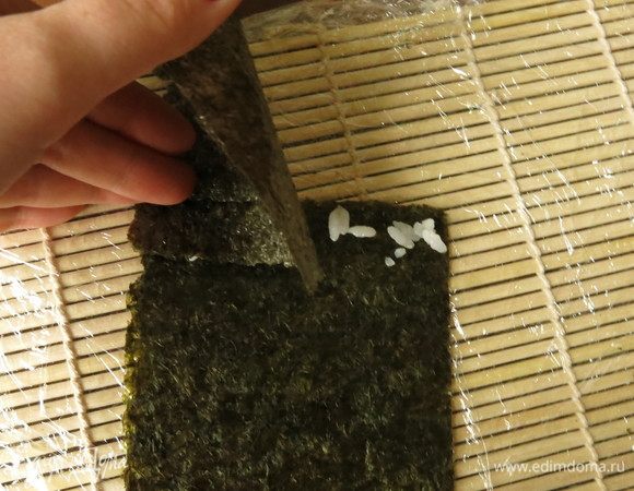 Две половинки соединяем с друг с другом с помощью риса.