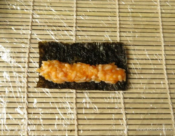 Маленькие кусочки нори наполняем тыквой и соединяем, формируем рулет с помощью коврика. Получается 5 заготовок, 2 чуть меньше, 3 — больше.