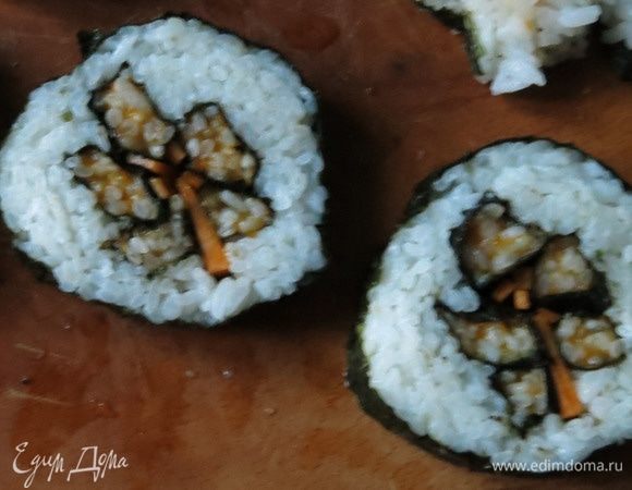 Нарезаем кадзари. Снаружи прикрепляем хвостик из тыквы. Приятного аппетита!