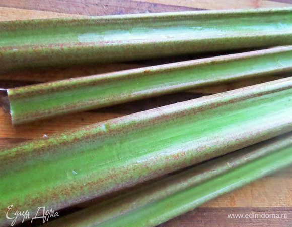 Стебли ревеня промыть, можно очистить верхнюю кожицу, но я не очищаю.