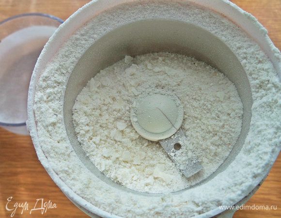 Смолола их в 2 приема на кофемолке.