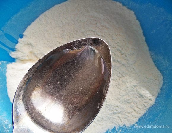 Ложками вливаем воду, чтобы получилось тесто по структуре, как на пельмени.