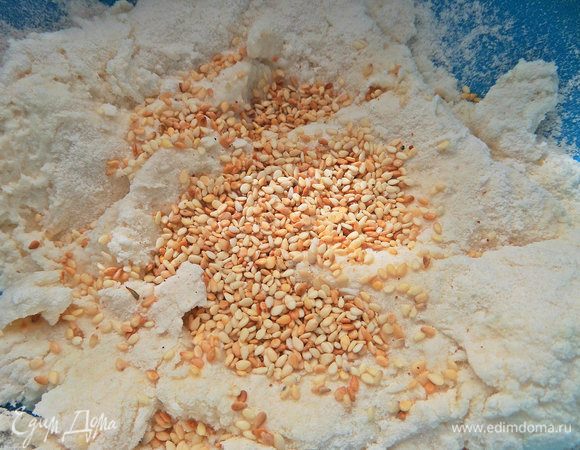 Всыпать кунжут до 4-х ложек.