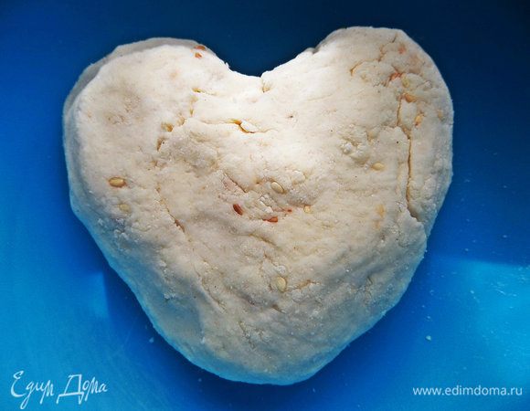 Замесить крутое тесто, убрать в холодильник на час. Я тесто делала перед чизкейком.