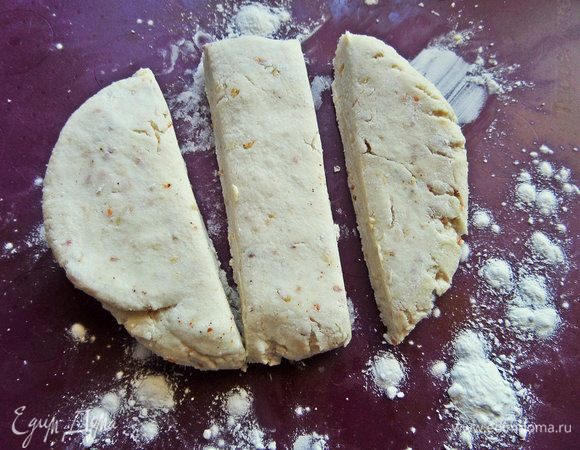 Далее разделить тесто на колбаски. Узнала, что японцы подсыпают на поверхность крахмал, а не муку, поступим так же.