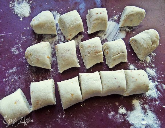 Колбаски разрезать на кусочки.