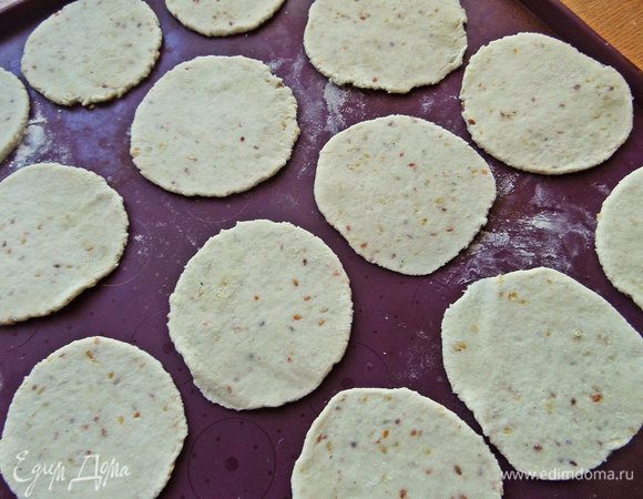 Каждый раскатать тонко.