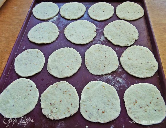 Выпекать лучше на пергаменте или на силиконовом коврике. Если нужно, перевернуть в процессе. В оригинале пекутся 15 минут при 200°С.