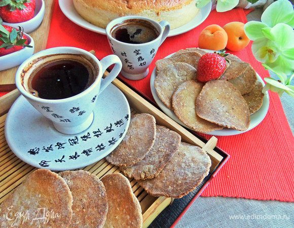 ПодаЕм с зелЕным чаем или с кофе.