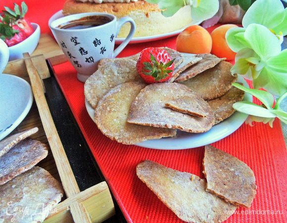 Хрустики хорошо ломаются, приятные на вкус (мне напомнили чипсы из лаваша, только плотнее), только пожилым людям нельзя давать — твердоватые! Берегите зубы))