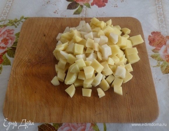 Нарезаем картофель.