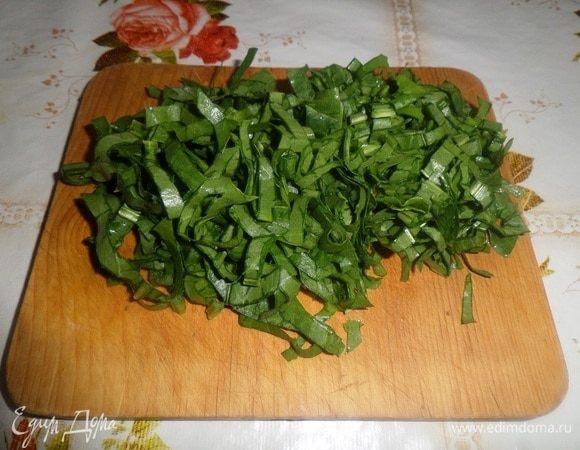 Нарезаем щавель.