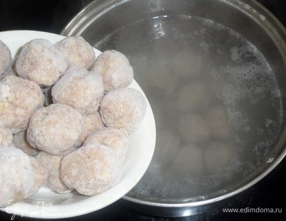 В кастрюле закипела вода. В кипящую воду закладываем фрикадельки (были приготовлены заранее из свинины и куриной грудки и заморожены).