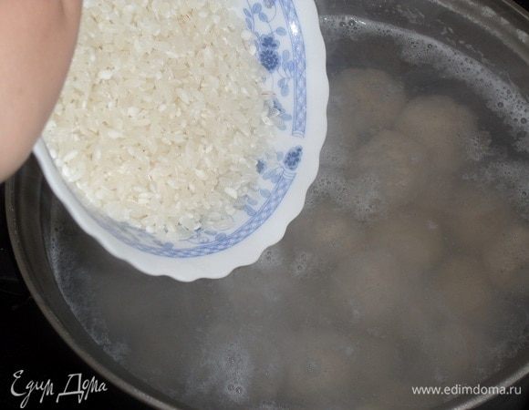 Добавляем рис Краснодарский ТМ «Националь». Варим рис с фрикадельками после закипания 10-15 минут.