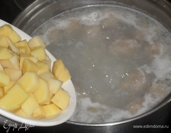 Добавляем нарезанный картофель. Варим 5-7 минут.