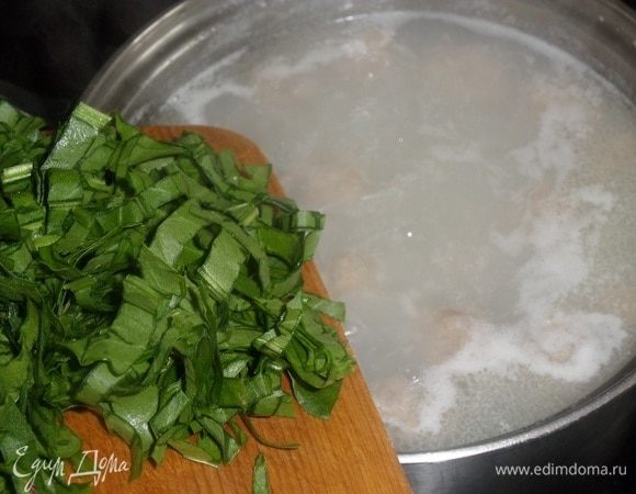 Добавляем нарезанный щавель.