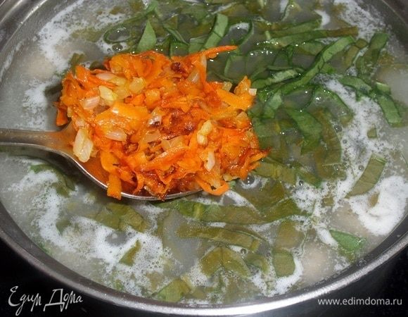 Добавляем обжаренные овощи.