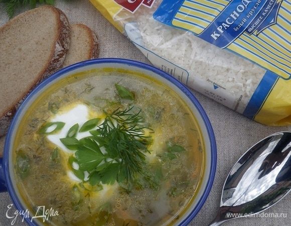 Разливаем суп по чашкам. Подаем со сметаной и зеленью.