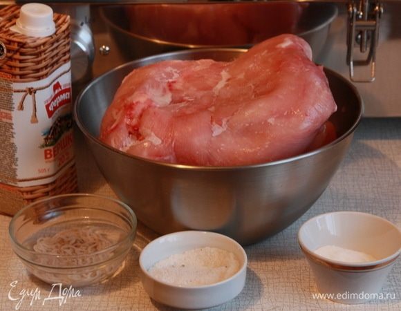 Необходимые продукты. Филе курицы или индейки подмораживаем для первого измельчения. Так просто легче превратить филе в фарш. 