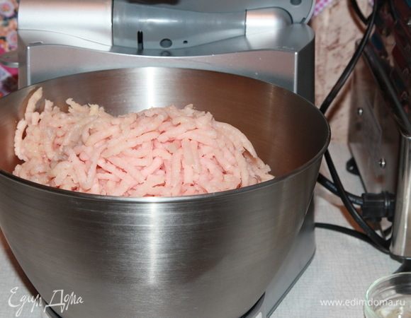 Филе нарезаем удобными кусочками так, чтобы они легко проходили через приемник мясорубки. Измельчаем. Здесь видно, что подмороженное филе очень хорошо и легко измельчается.