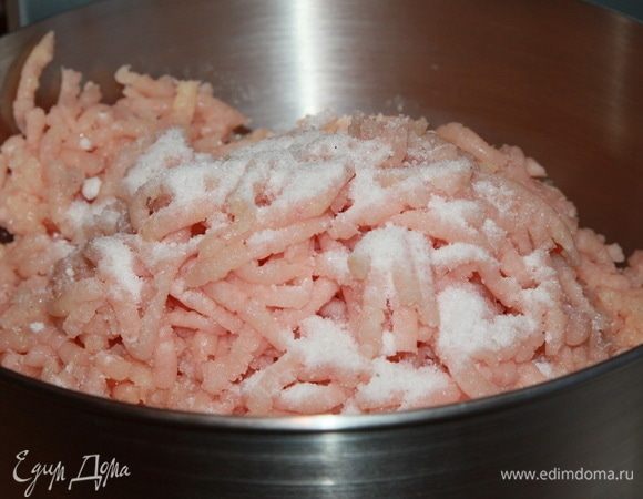 Добавляем соль и хорошо вымешиваем фарш руками.