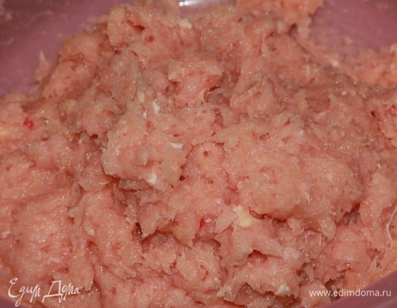 Вымешиваем активно и быстро, минуты 3-4 до загустения фарша. Вы это почувствуете: фарш станет тяжелым, и появятся такие белые тягучие нити. Это образовался необходимый нам белок. Здесь прекращаем смешивание фарша. Помним всегда, что температура фарша не должна превышать 12°С. Иначе у нас в результате получится вкусная котлетка, а не колбаска. Если температура выше, отправьте фарш минут на 15 в морозильную камеру, а потом продолжите работу.