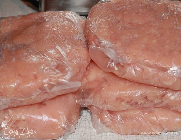 Теперь укладываем фарш удобным для вас способом и отправляем в морозилку для подмораживания. Можно выложить пластом на доску, можно отправить прямо в миске. Я делаю так, как показано на фото, мне так удобно: по 0,5 кг я набиваю фарш в пакеты и отправляю в морозилку. Если все сразу не использую, то потом удобно разморозить и использовать дальше. Подмораживаем минут 30, все зависит от температуры внутри вашей морозилки. У меня -20°С. Фарш по краям должен схватиться кристалликами льда, а в середине должен быть мягким. Вот именно это состояние и нужно нам для дальнейшей работы. 