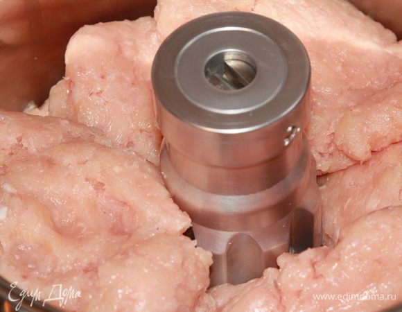 Теперь фарш выкладываем в чашу измельчителя или блендера. У меня здесь специальный колбасный блендер, называется куттер. Но в рецепте докторской колбасы я пользовалась блендером кухонного комбайна и показывала, что все прекрасно получается. Просто ваш блендер хорошо измельчит 0,5 кг фарша, а мой куттер может это сделать сразу с 2 кг. Если вы будете готовить с 1 кг фарша, разделите все пополам и отдельно взбивайте обе части. Потом смешаете. Сюда же добавляем цитраты. 