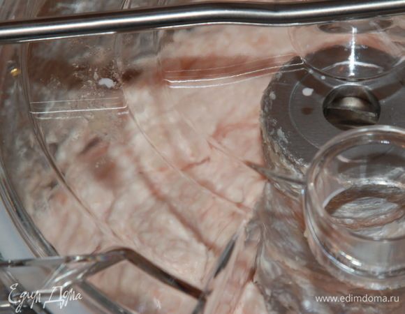 В середине процесса взбивания добавляем сливки. Сливки нам нужны для получения вкусной эмульсии. Если нет сливок, то можно использовать холодную воду, но фарш будет суше. 