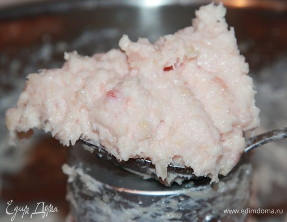 Весь процесс в куттере занимает минуты 4, в блендере будет на пару-тройку минут дольше. Вот такой фарш в результате получается: плотный, липкий и тягучий. 