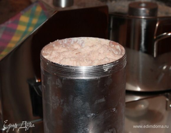 Далее набиваем фарш в шприц, а вы в кондитерский мешок. Только плотный! Фарш тяжелый и простой мешок сразу порвется. И набиваем подготовленную череву. Все знают, что для того, чтобы черева хорошо насаживалась на насадку, через нее нужно пропустить водичку? 