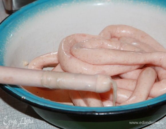 Для деток я делаю в бараньей череве: она очень тонкая, и это единственная кишка, против употребления в пищу которой, доктора не возражают. Т.е. ее можно есть. Для взрослых я делала сардельки в свиной череве. 