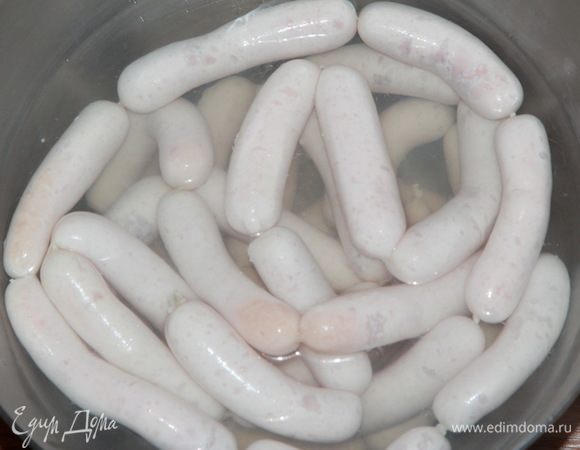 Для окончательной готовки сосисок и сарделек есть два способа: 2 кипятка и в духовке. Здесь как раз способ «2 кипятка». Выкладываем сосиски в емкость и заливаем их крутым кипятком. Через 10 минут добавляем еще такое же количество кипятка и выдерживаем еще 10 минут. Все, сосиски готовы. 