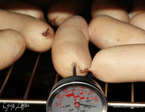 Способ «в духовке» тоже прост: выкладываем сардельки или сосиски на решетку духовки и готовим до температуры в духовке 80°С, внутри сардельки или сосиски — 69°С. 