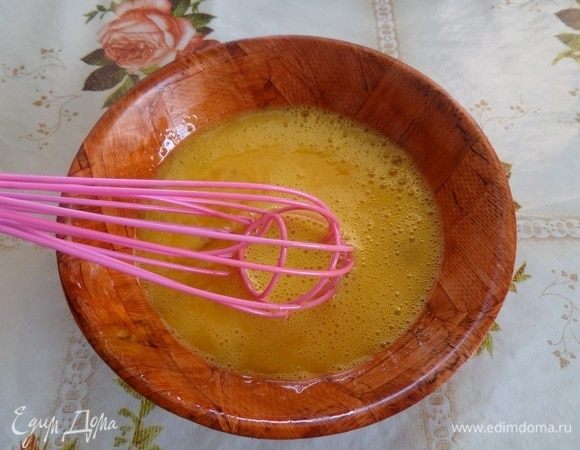 Взбиваем с помощью венчика.