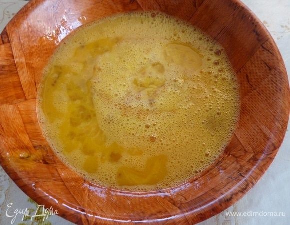 Добавляем рисовый уксус и соевый соус.