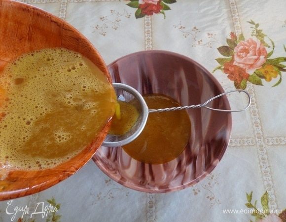 Процеживаем яичную смесь через мелкое сито в чашку.