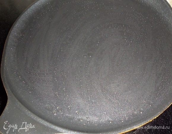 Горячую сковороду смазываем растительным маслом. Я использую блинную сковороду.