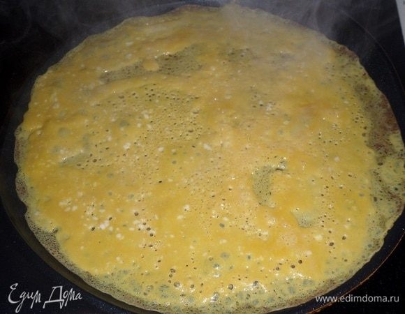 В разогретую смазанную сковороду наливаем часть яичной смеси, равномерно распределяем (принцип распределения такой же, как при выпекании блинов).